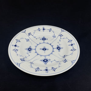 Mussel painted Fluted dinner plate, 1898-1923