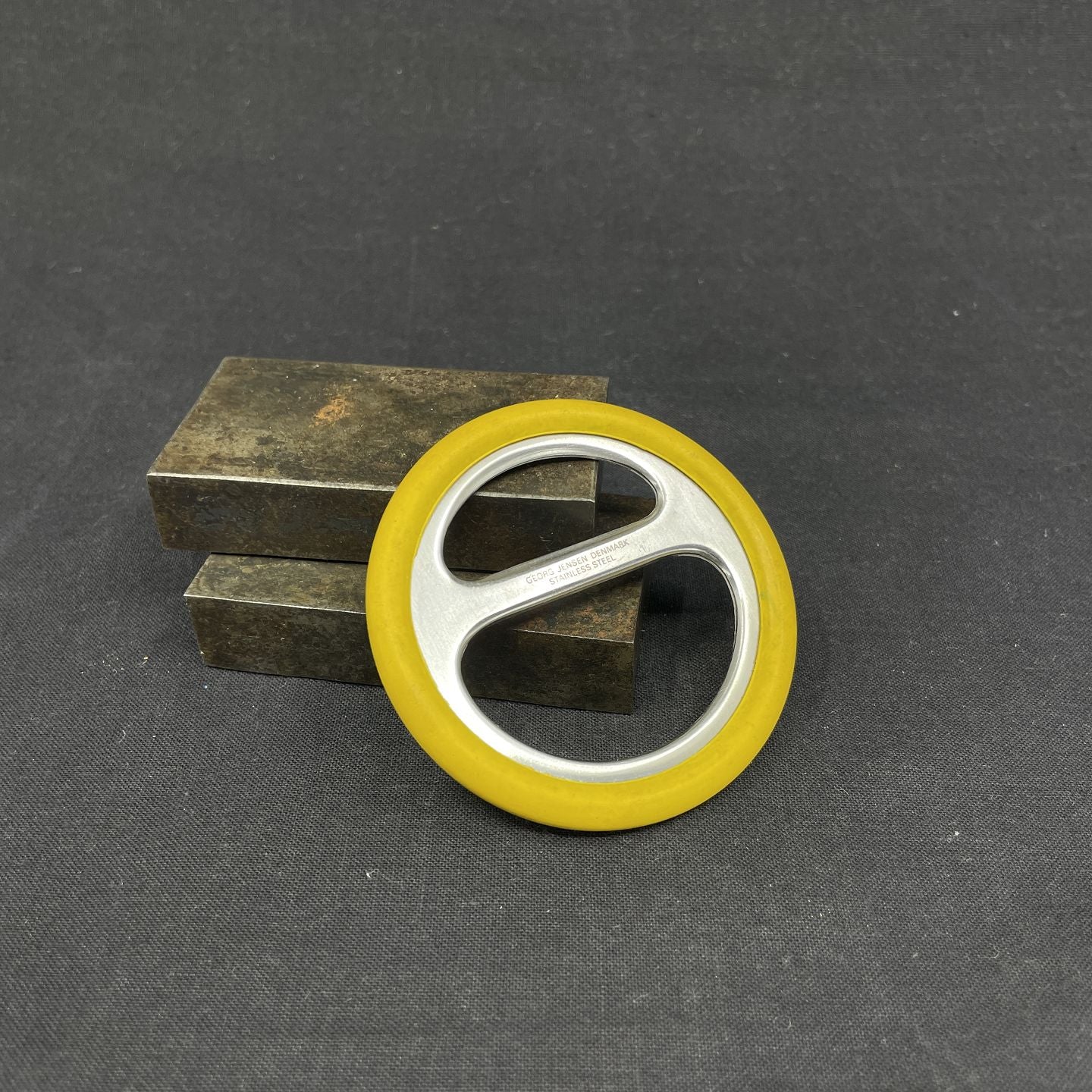 Moderne gul Georg Jensen oplukker