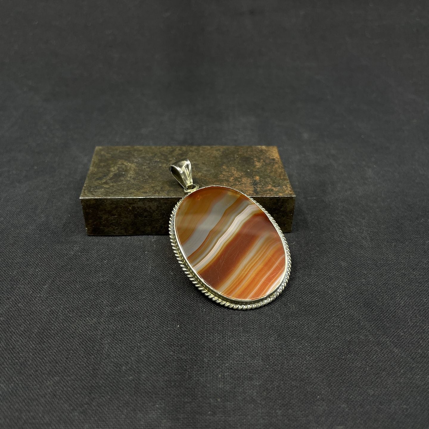 Pendant in ribbon agate