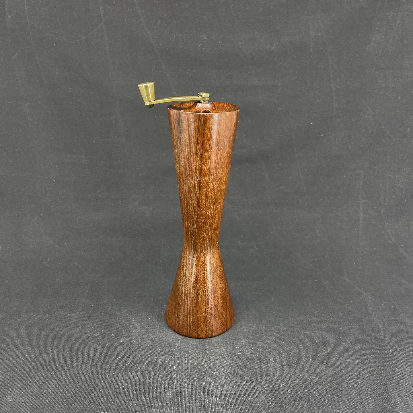 Høj peberkværn i massiv teak