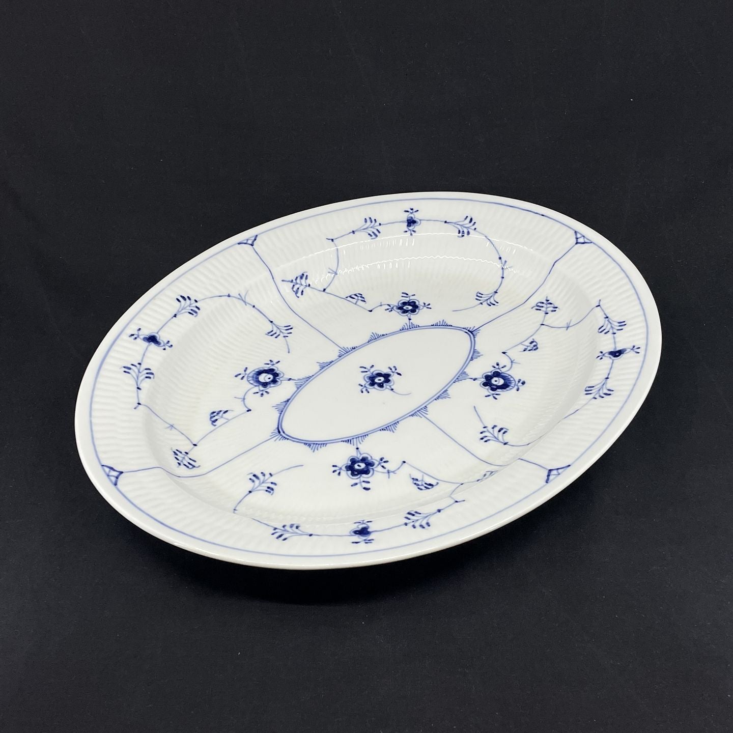 Blau geriffelte ovale Schale, 37 cm.
