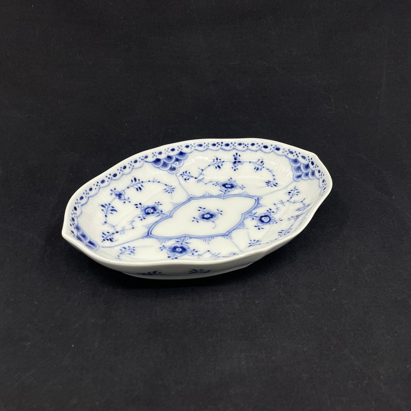 Blaue, geriffelte, ovale Schale mit halber Spitze