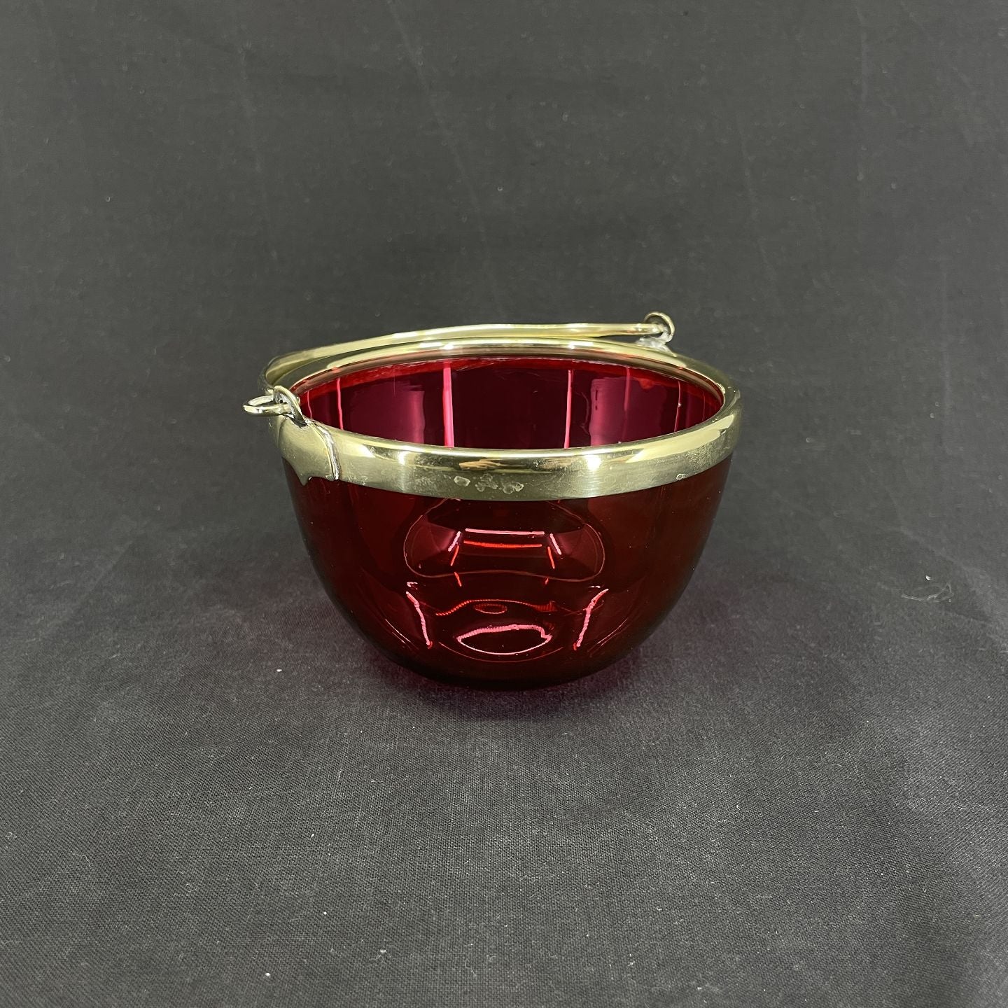 Sugar bowl in raspberry colored glass from the 19th century