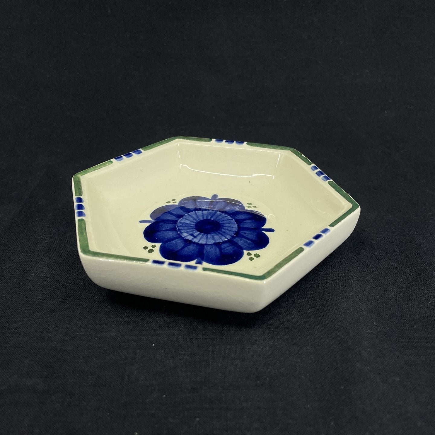 Kantet skål fra Aluminia