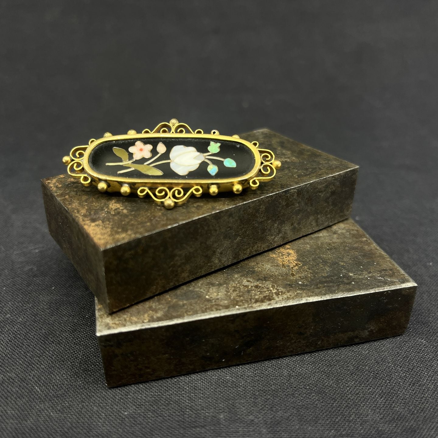 Beautiful brooch from the 1890s with pietra dura