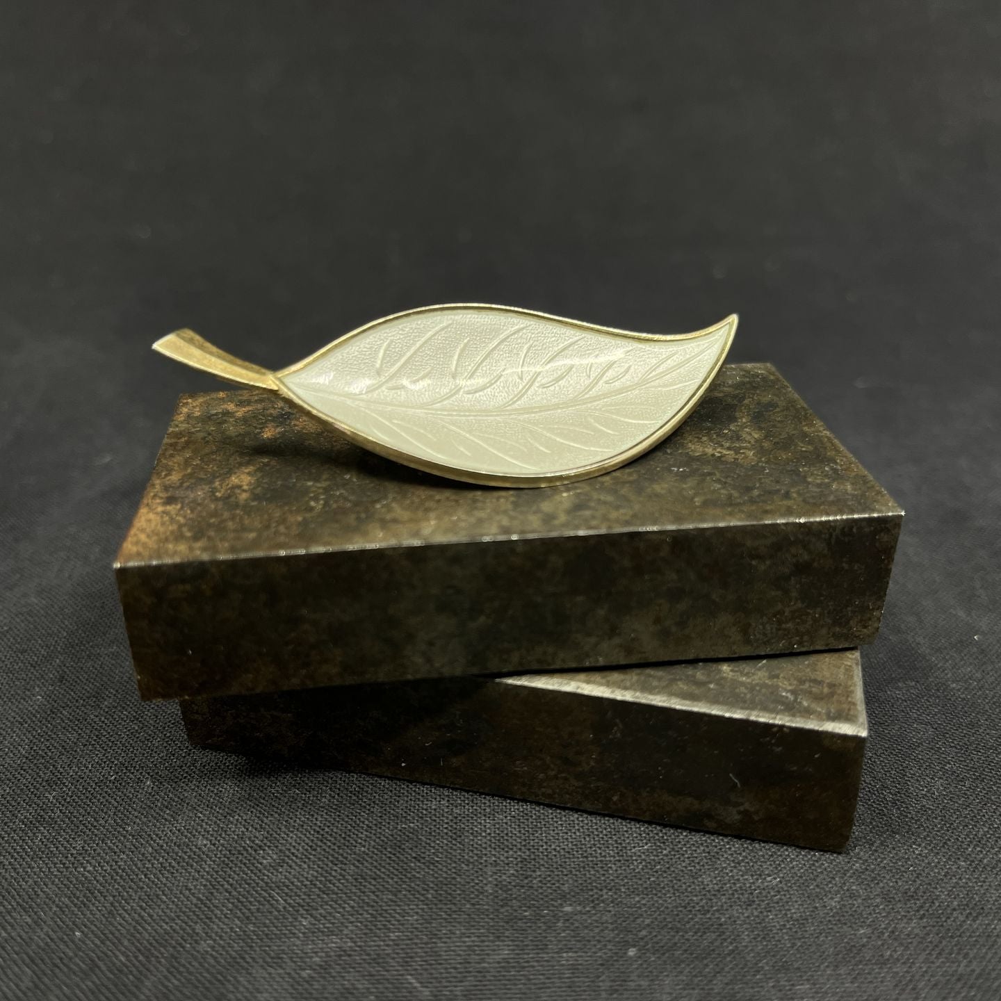 Bladbroche med emalje