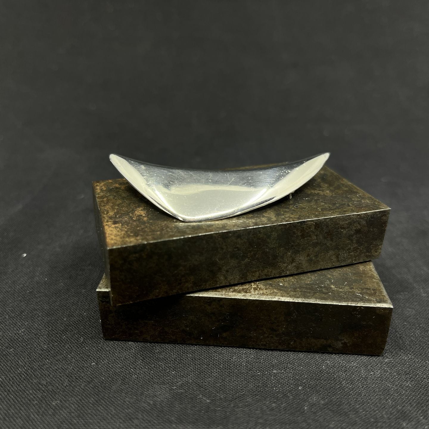 Moderne broche fra Aarre & Krogh