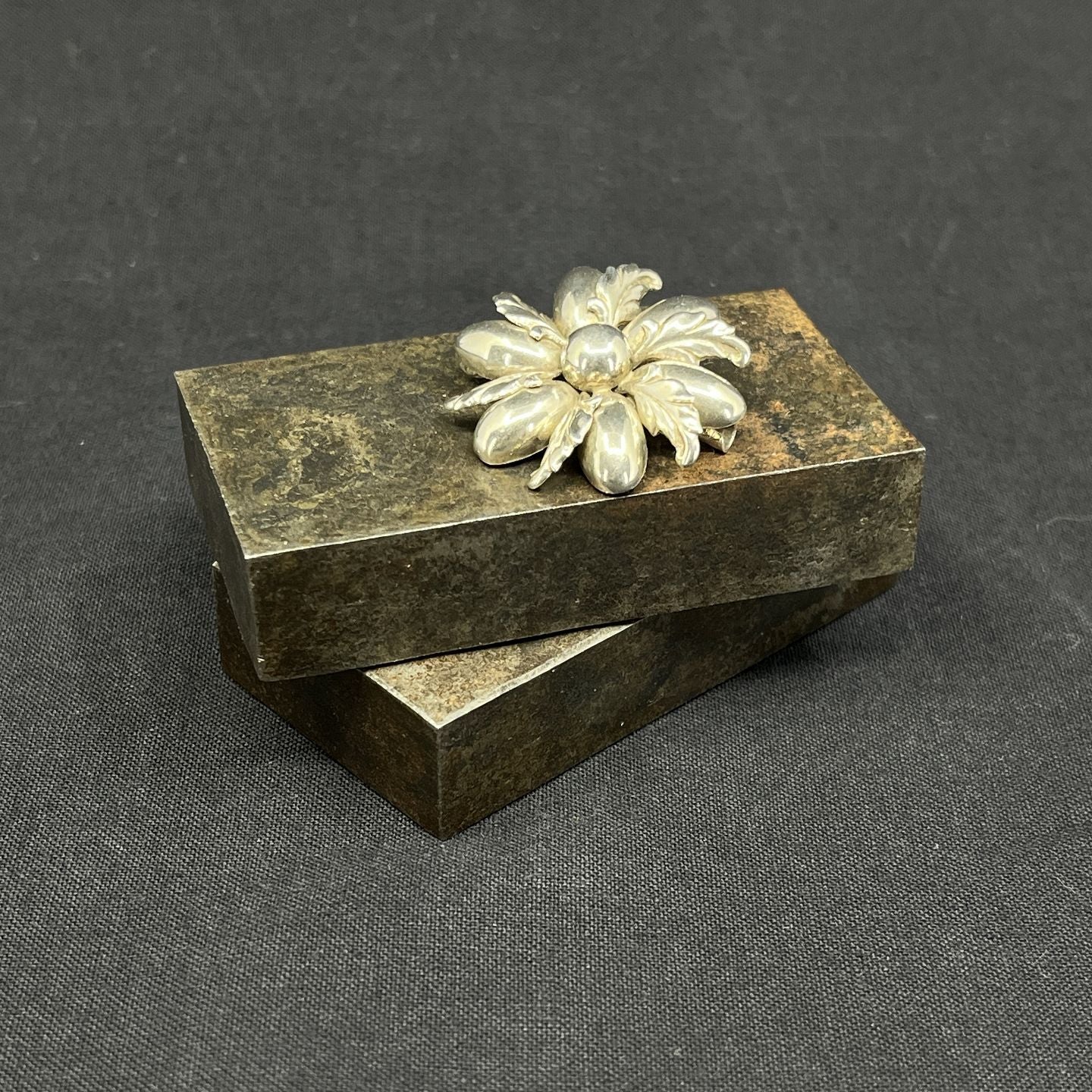 Broche i sølv fra 1950'erne