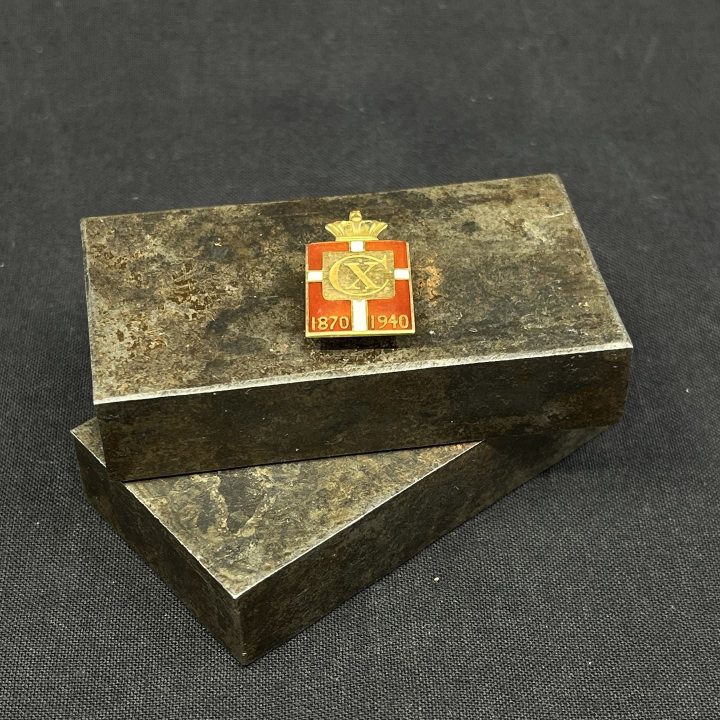Royal badge for buttonhole 1870-1940 in gold