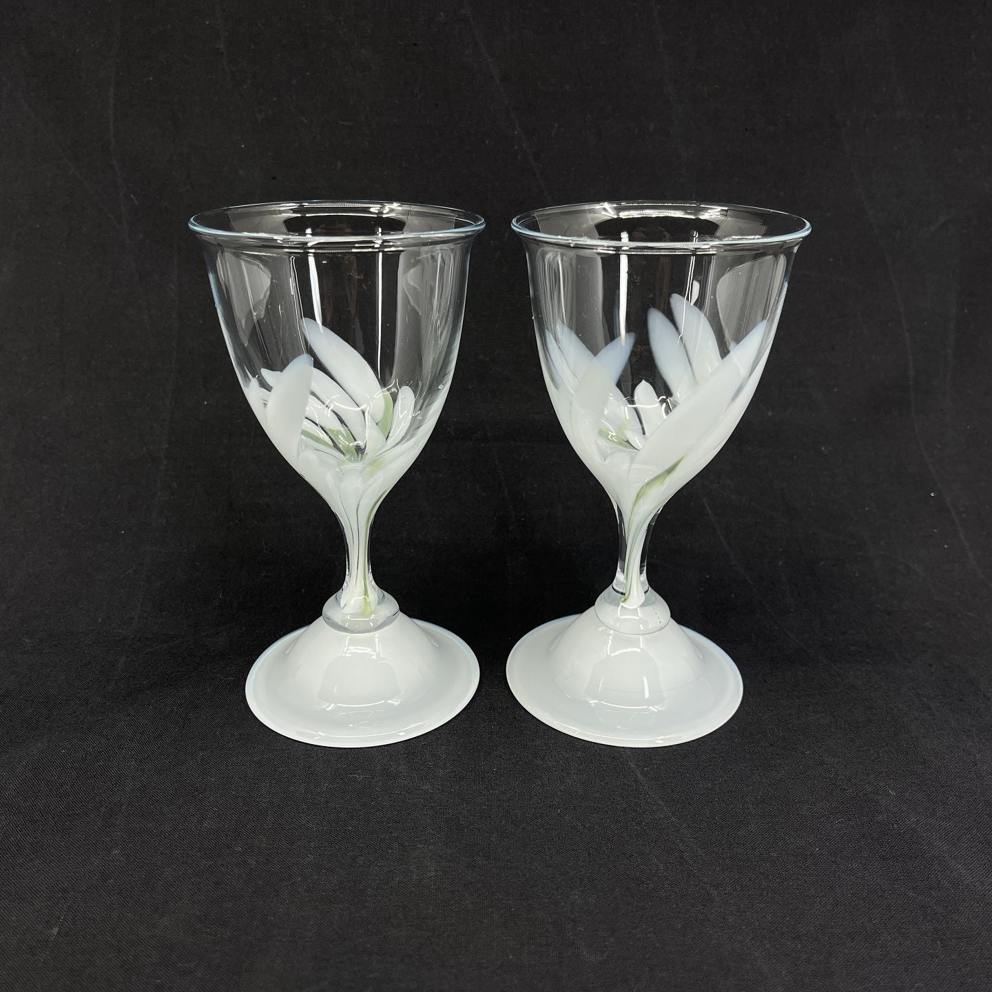 Snowdrop red wine glass, 15.5 cm.