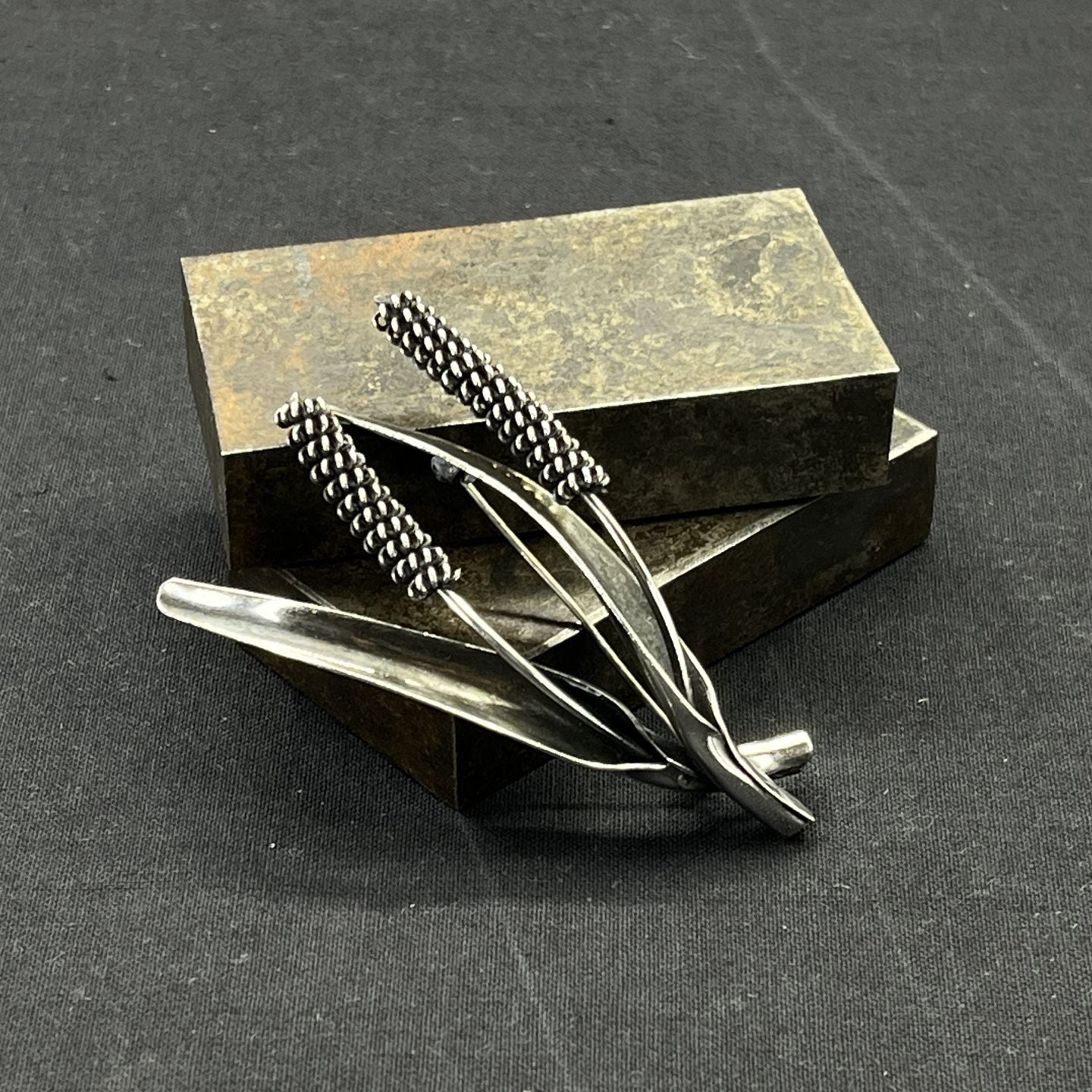 Brooch in silver with down hammers