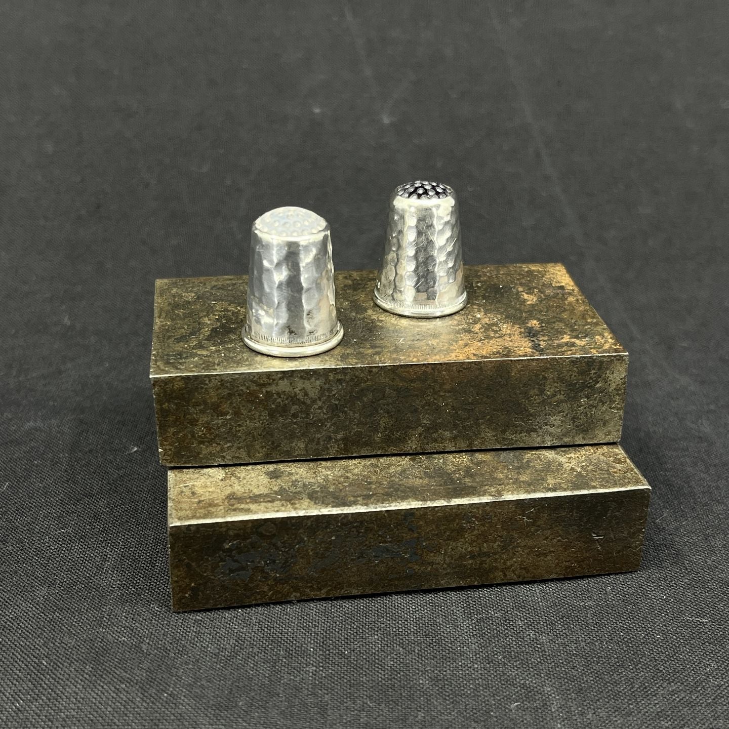 Fingerbøl i sølv med stene