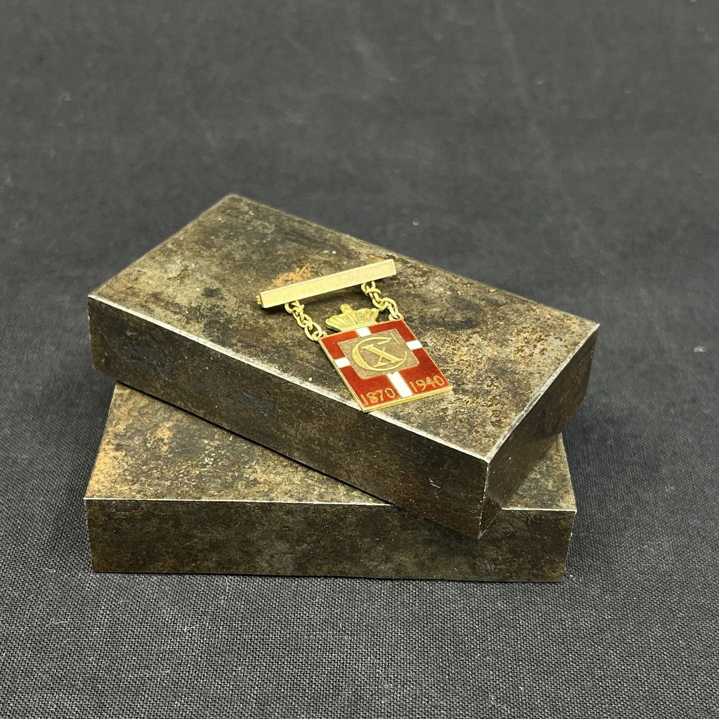 King's mark with beam 1870-1940 in gold