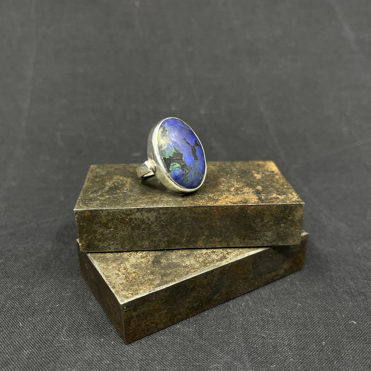 Moderne ring med lapis. str 53