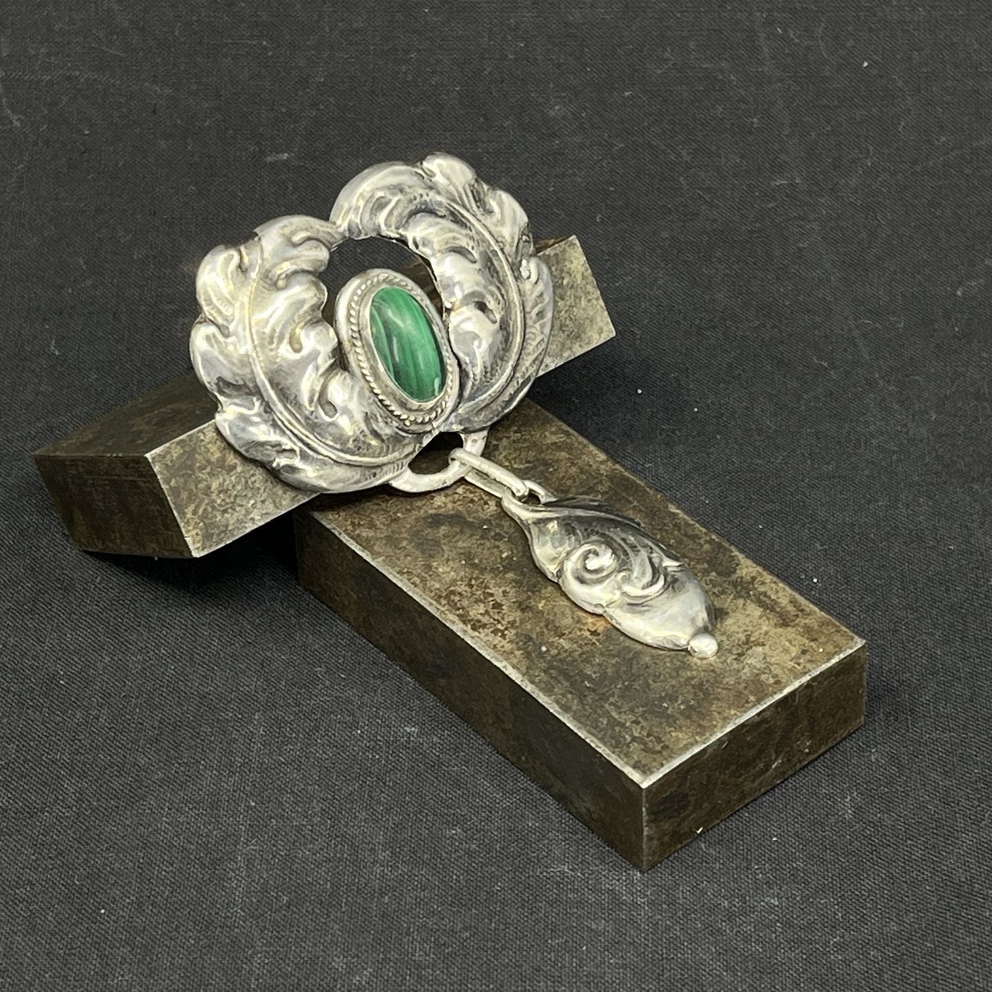 Stor skønvirke broche med malakit