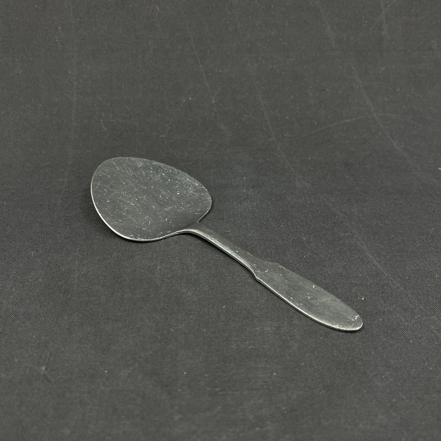 Mitra serving spade from Georg Jensen, half round