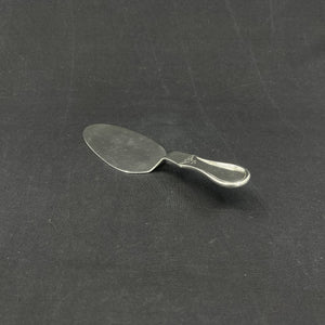 Just Andersen serving spade in silver