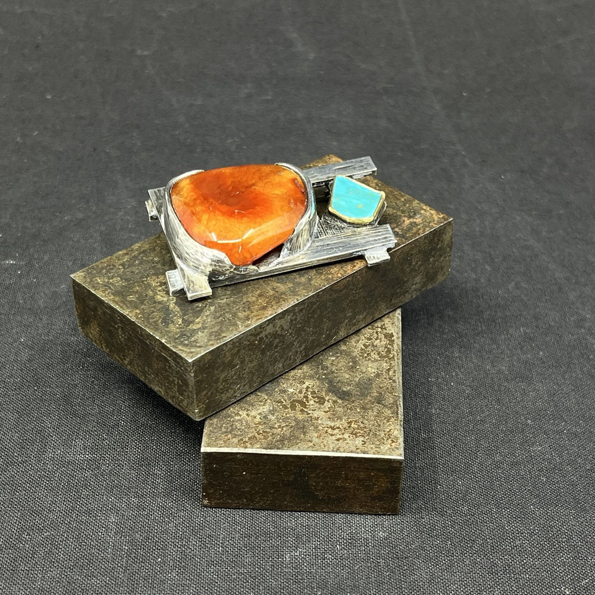 Stor broche af Ole W. Jacobsen