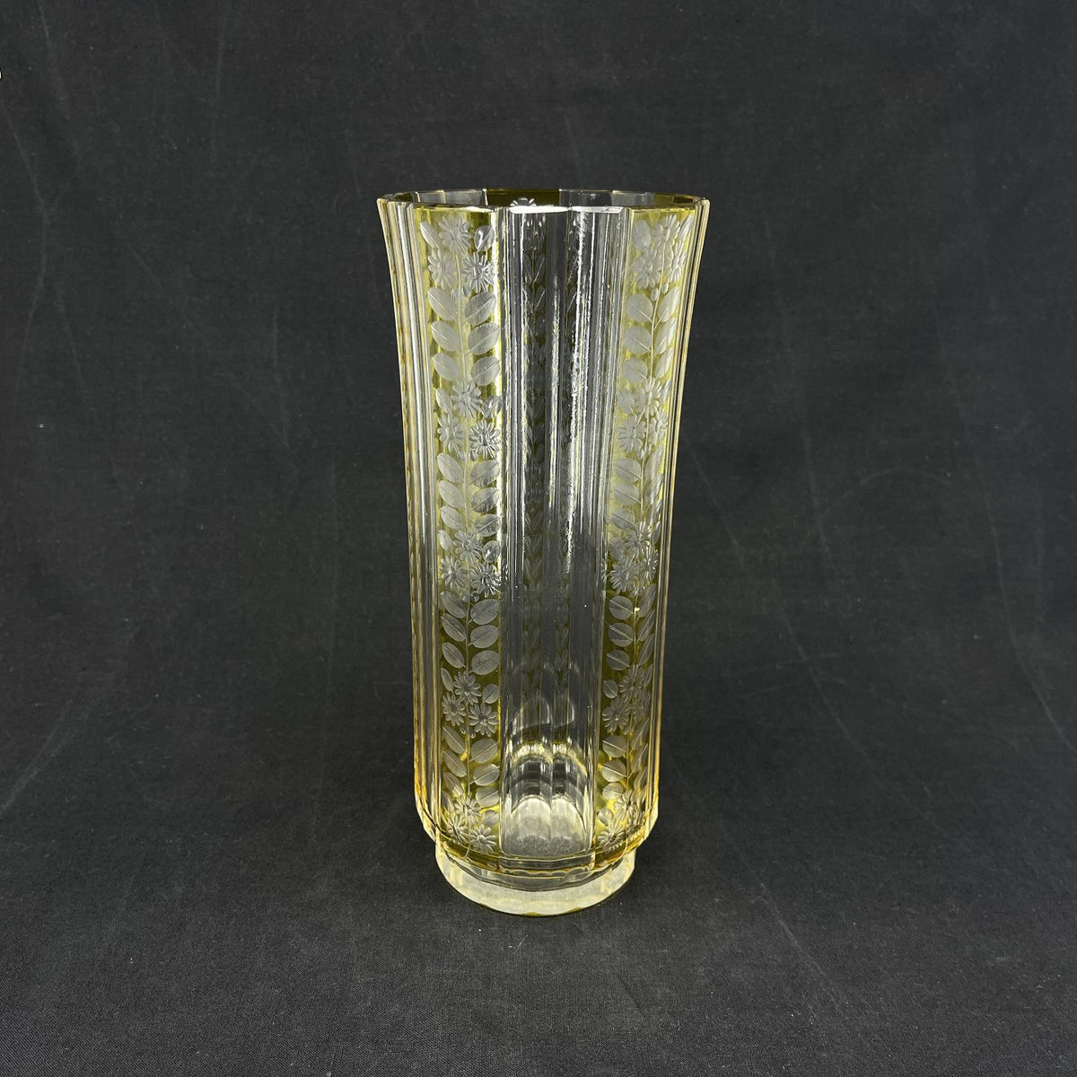Cylindervase med gult overfang