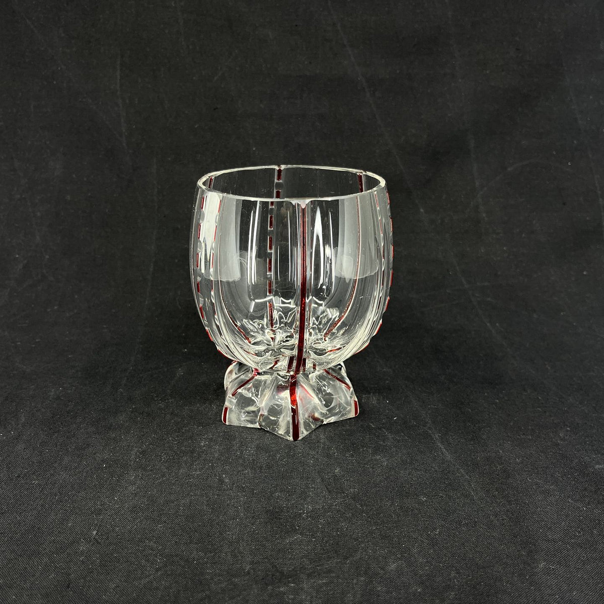 Bred vase med røde pålagte bånd fra 1920'erne