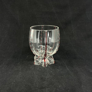 Bred vase med røde pålagte bånd fra 1920'erne
