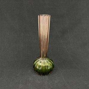 Usædvanlig vase i grøn og pink glas