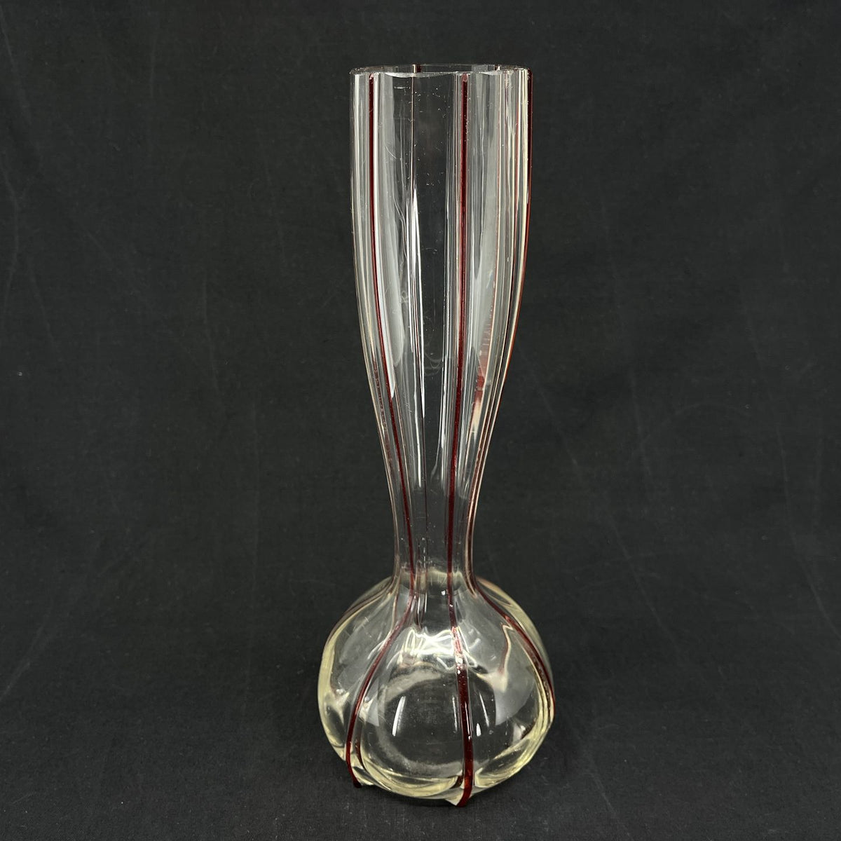 Fin vase fra 1920'erne med røde dekorationer
