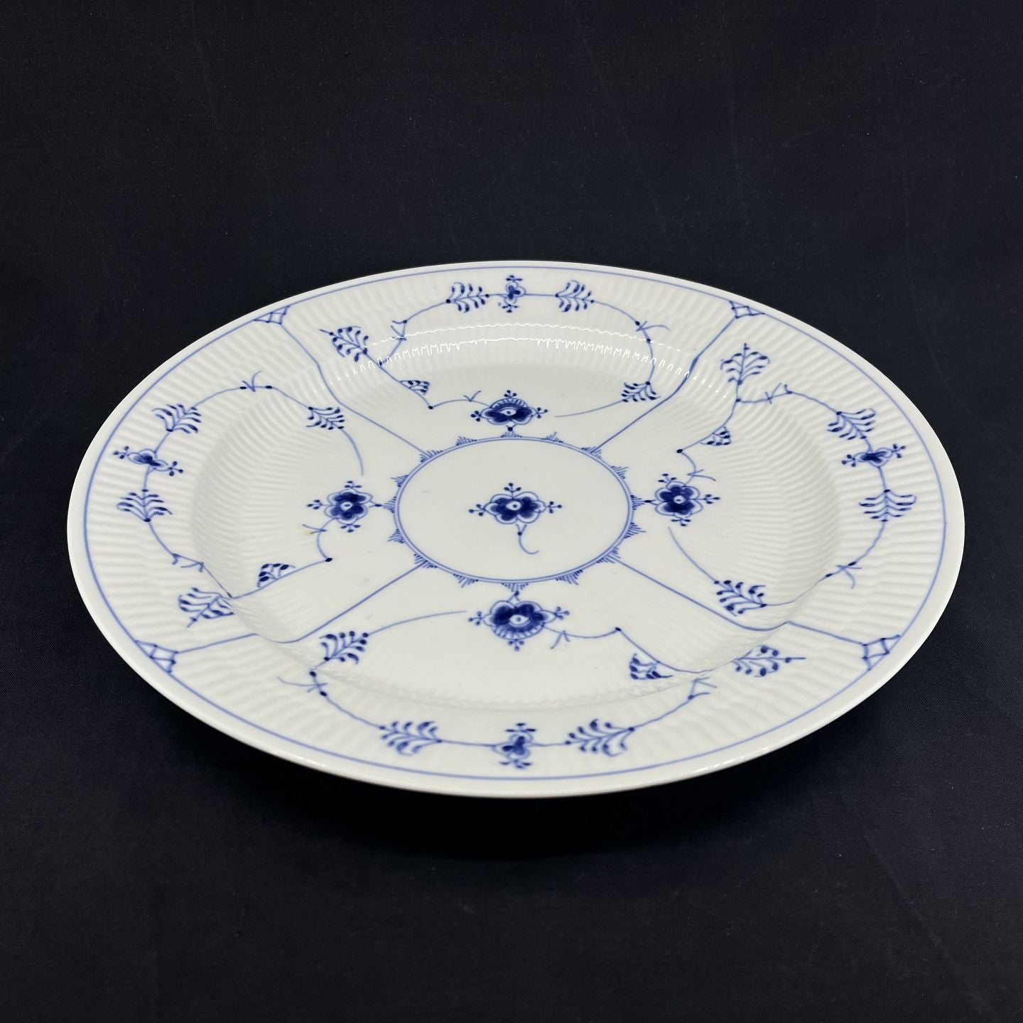 Musselmalet Riflet rundt fad, 1/107