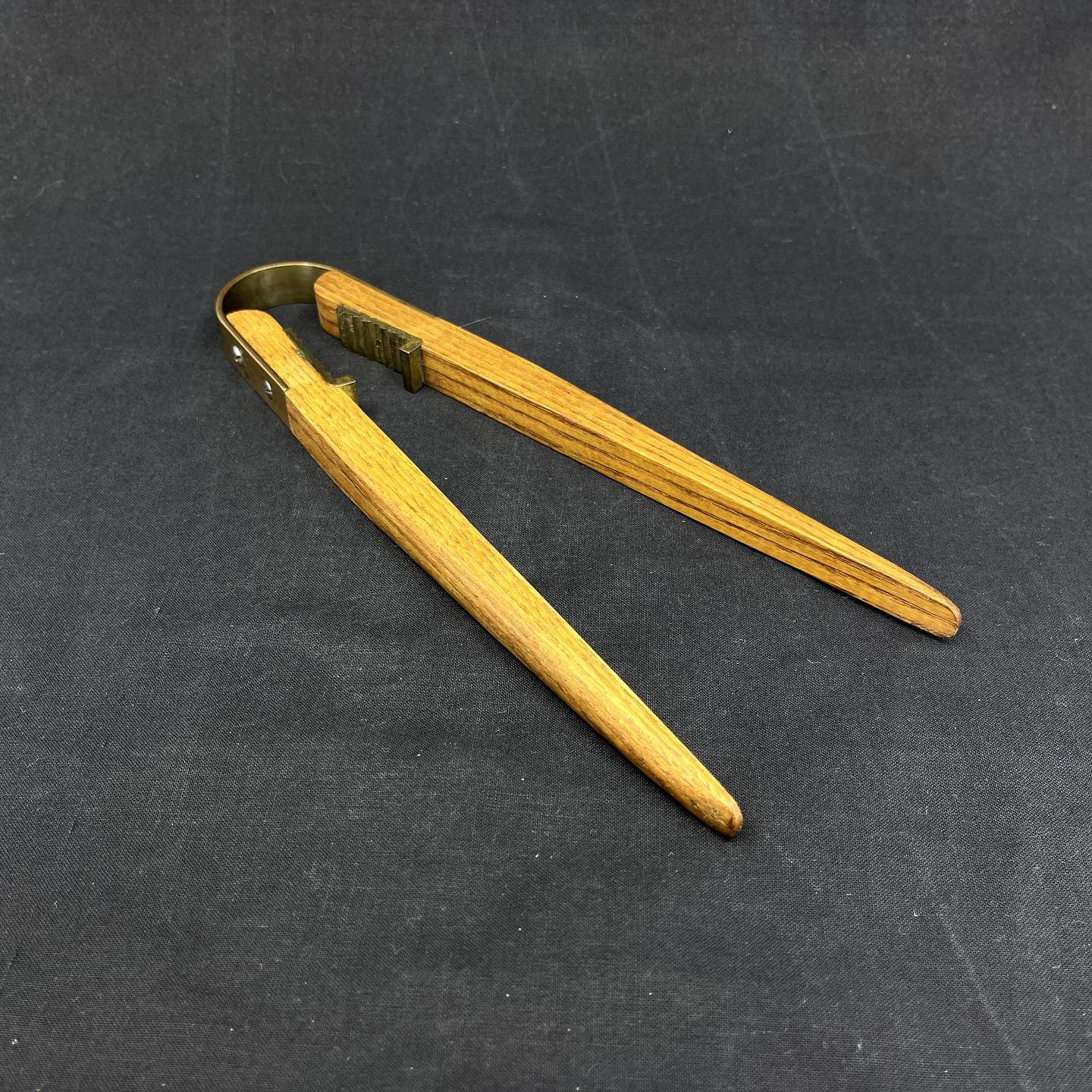 Moderne nøddeknækker i egetræ