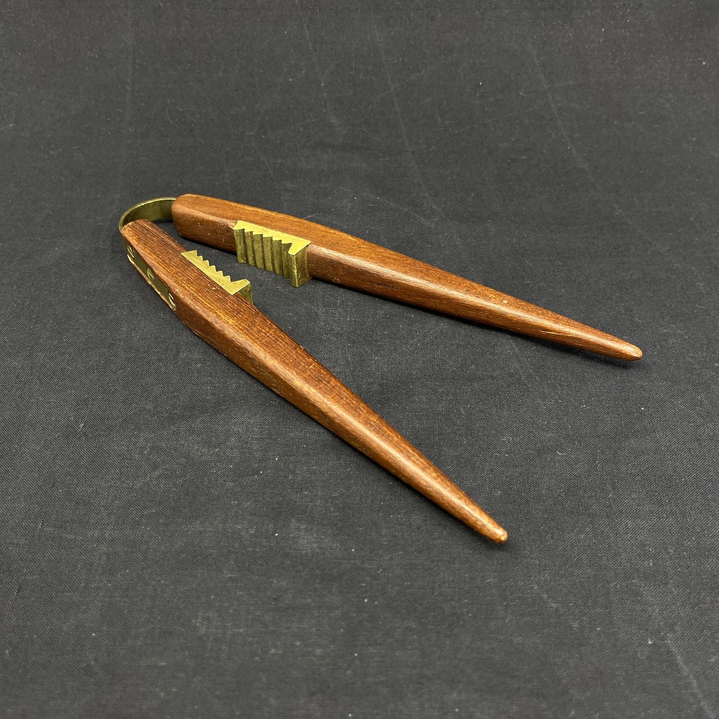 Moderne nøddeknækker i teak