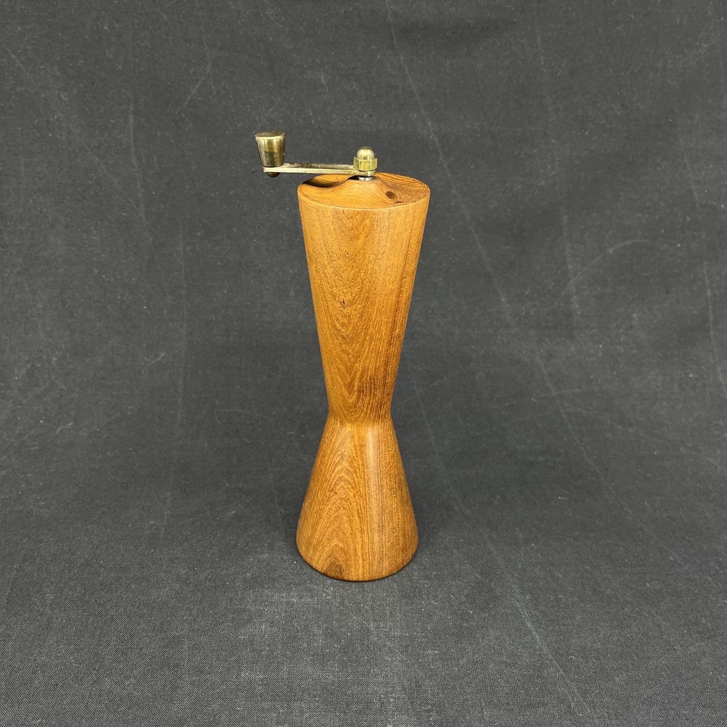 Høj peberkværn i massiv teak