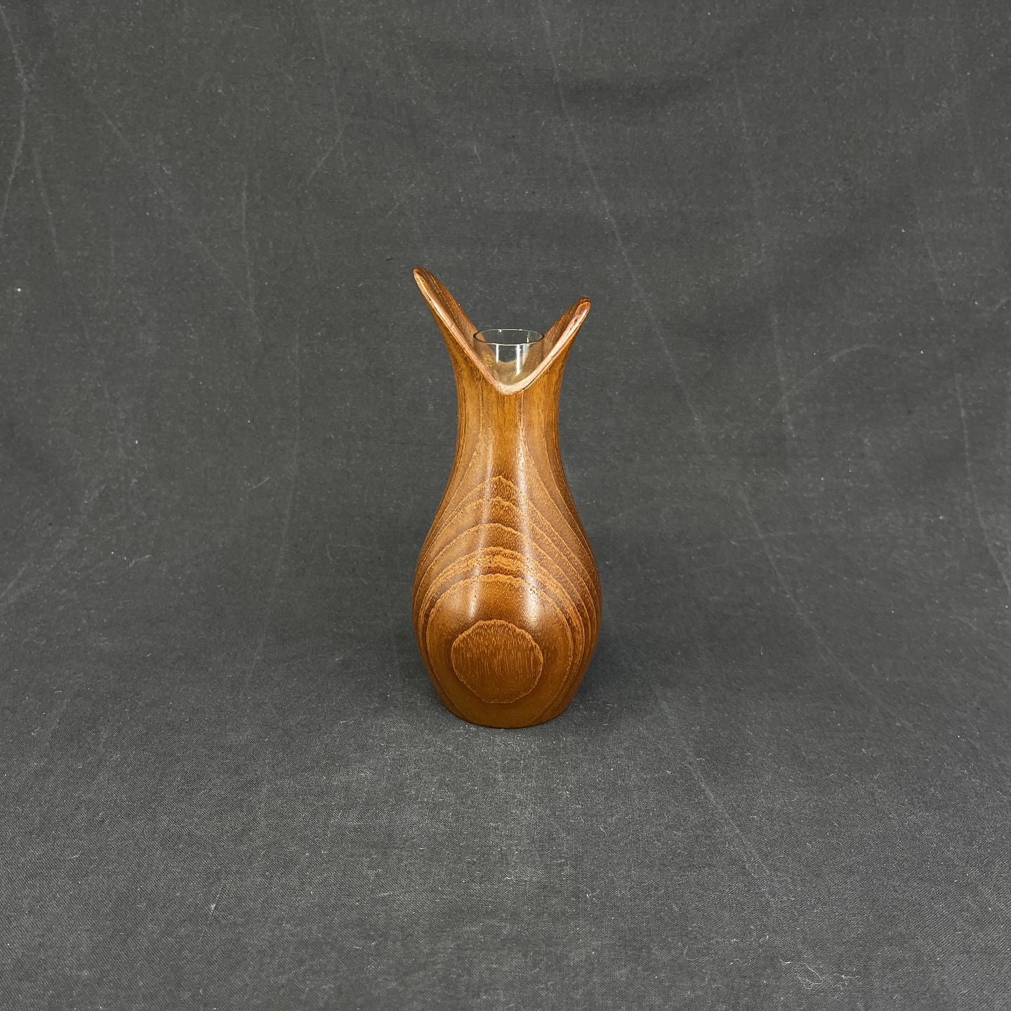 Usædvanlig vase i træ fra 1960'erne