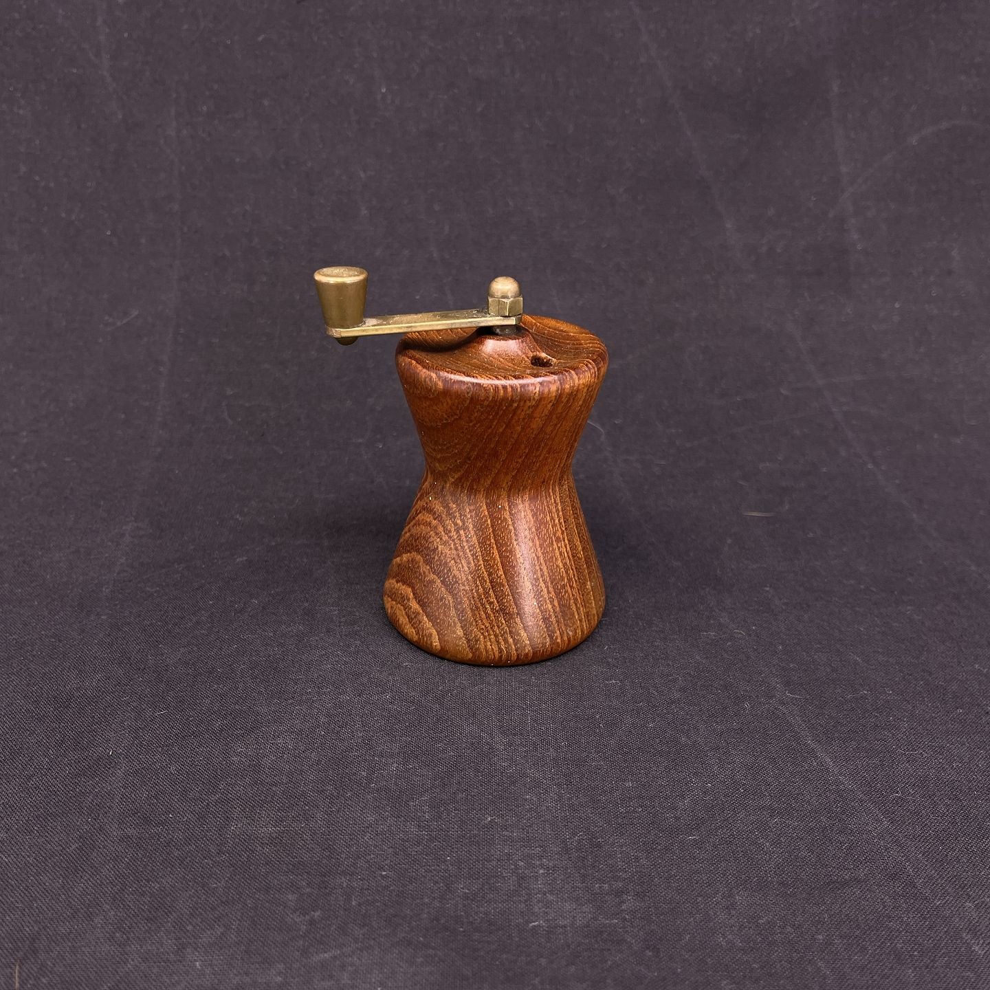 Edged pepper grinder in solid teak