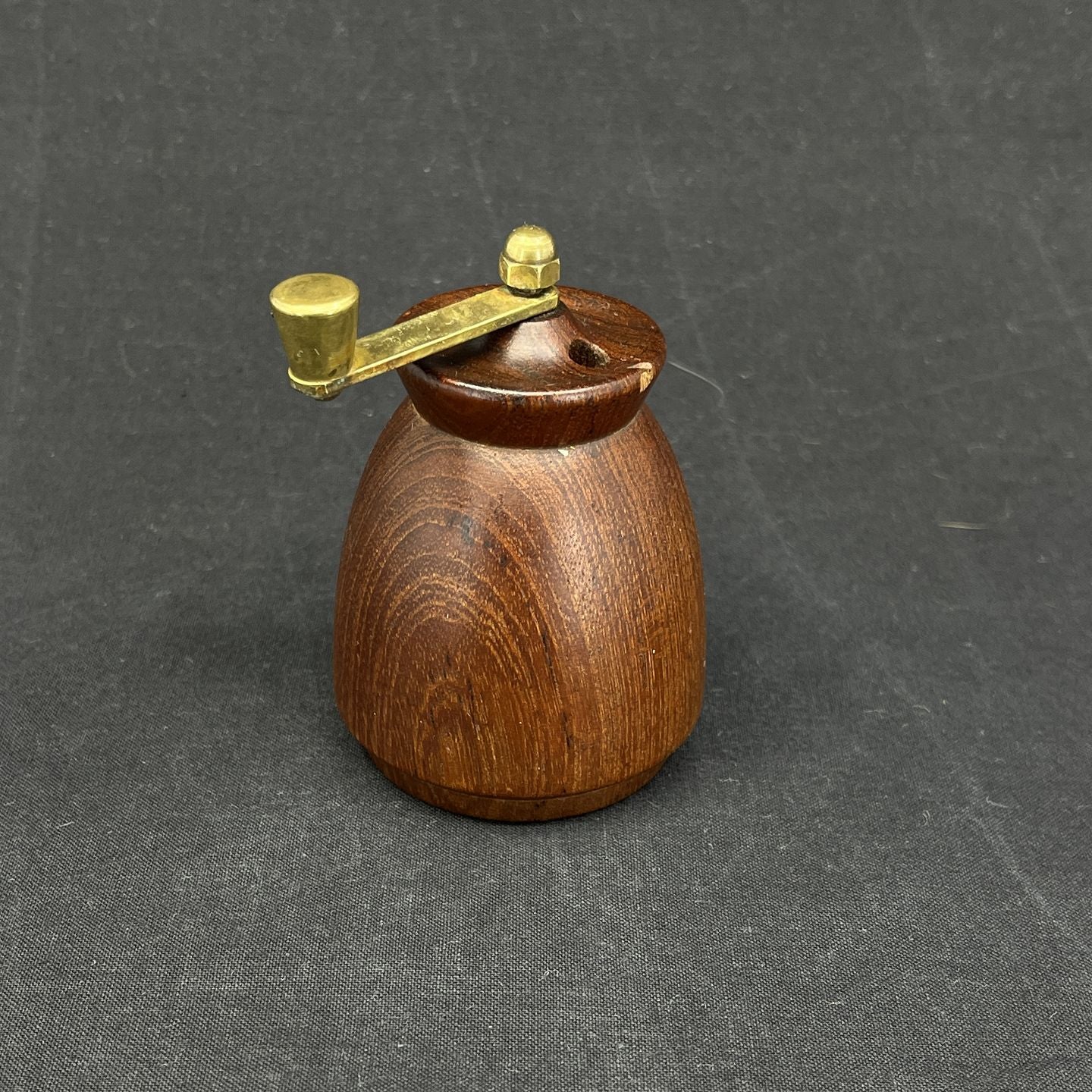 Buttet peberkværn i massiv teak