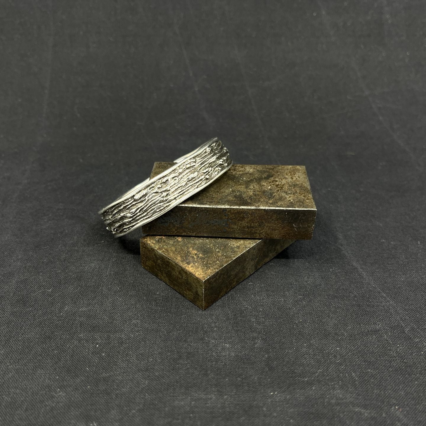 Moderne armring fra Knud V. Andersen