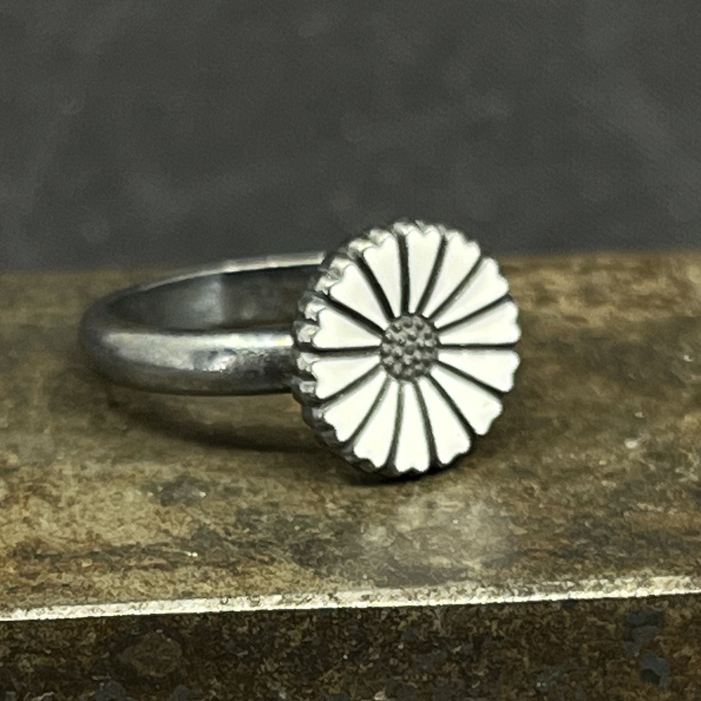 Daisy ring - black