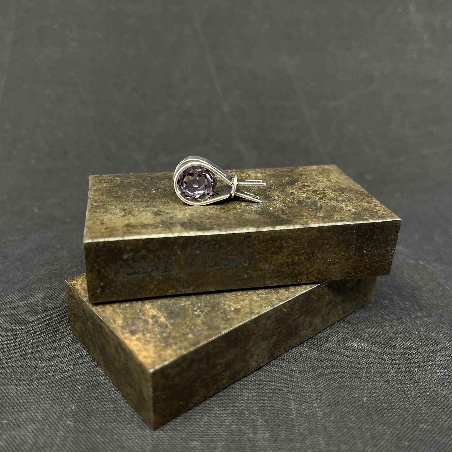 Moderne finsk vedhæng i sølv med sten