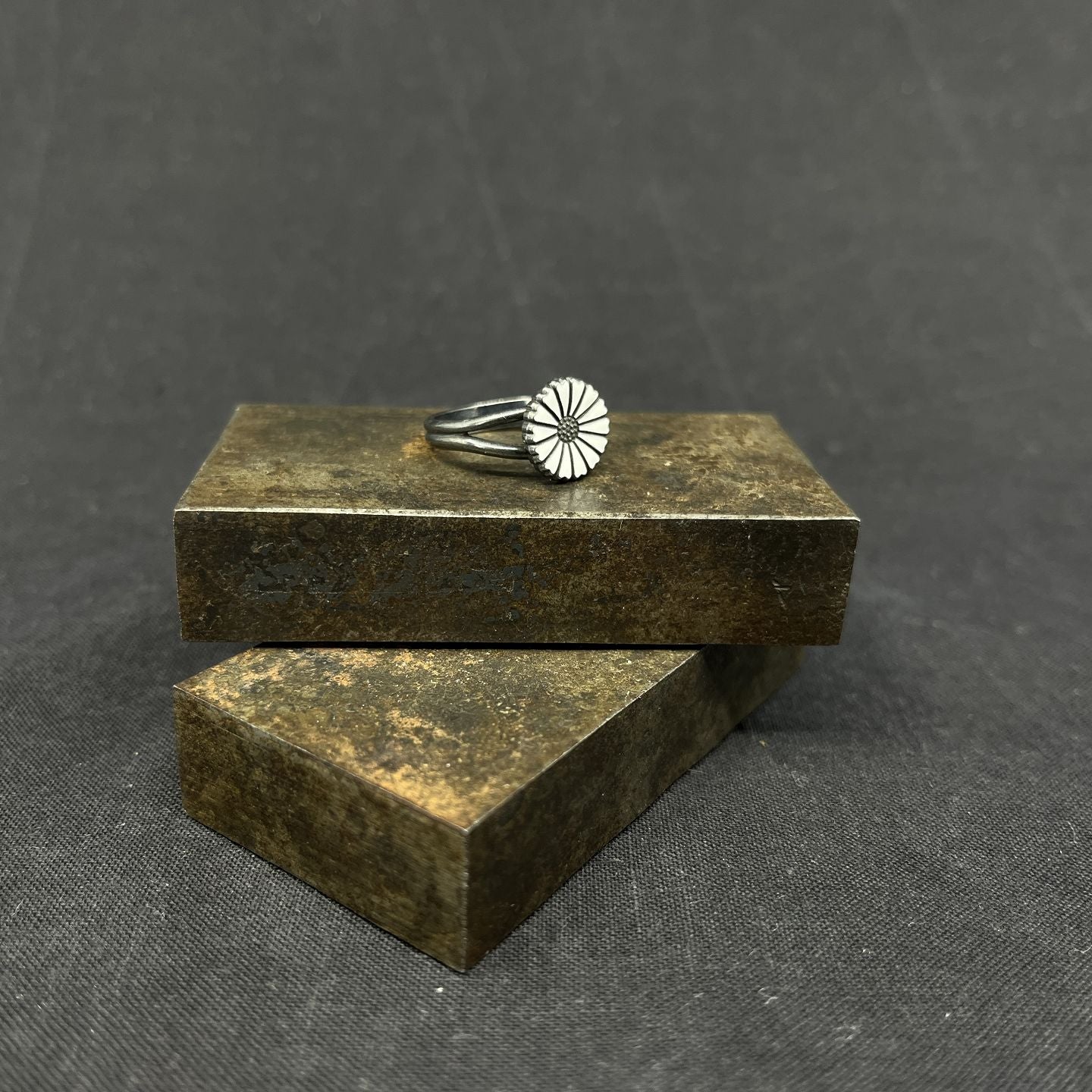 Daisy ring - black