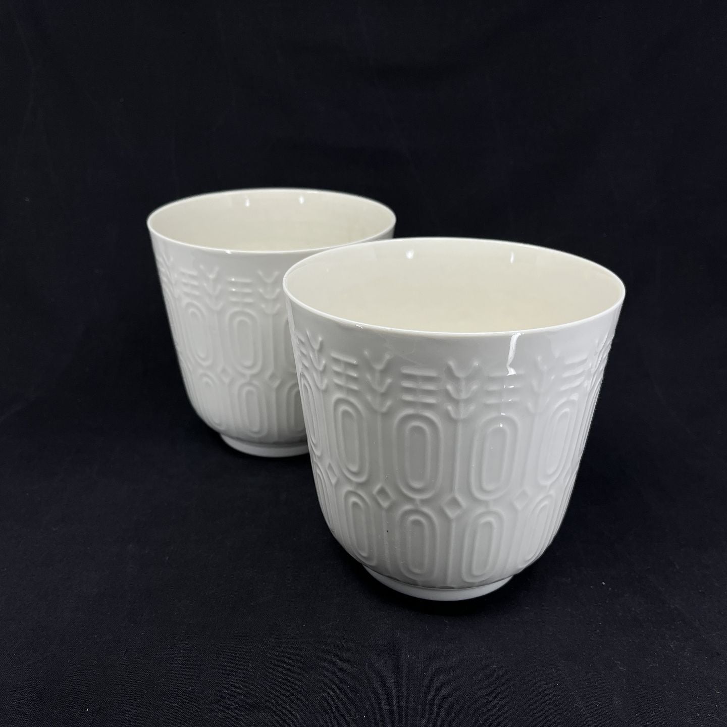 Et par hvide vaser af Thorkild Olsen