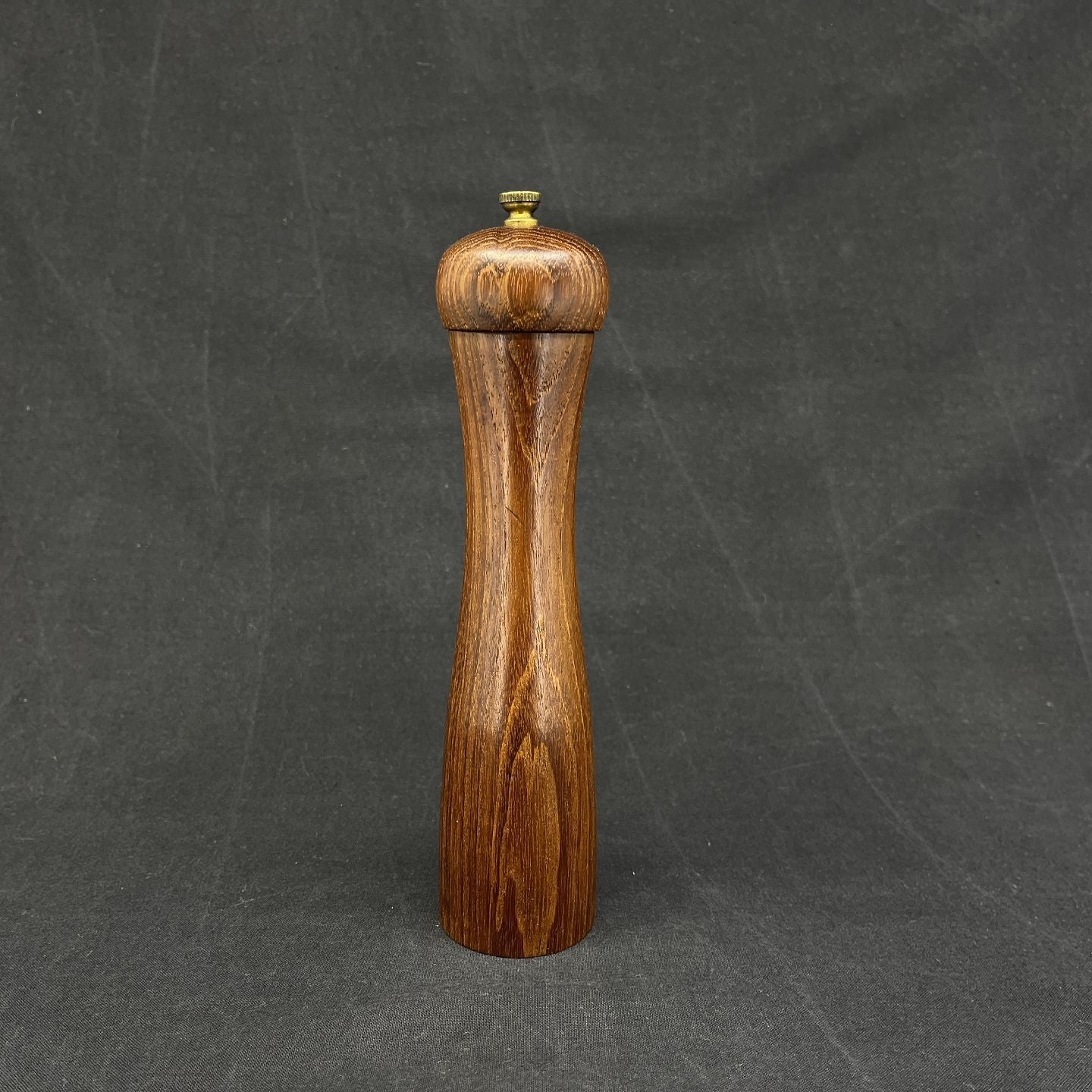 Pepper mill in teak, rounded top