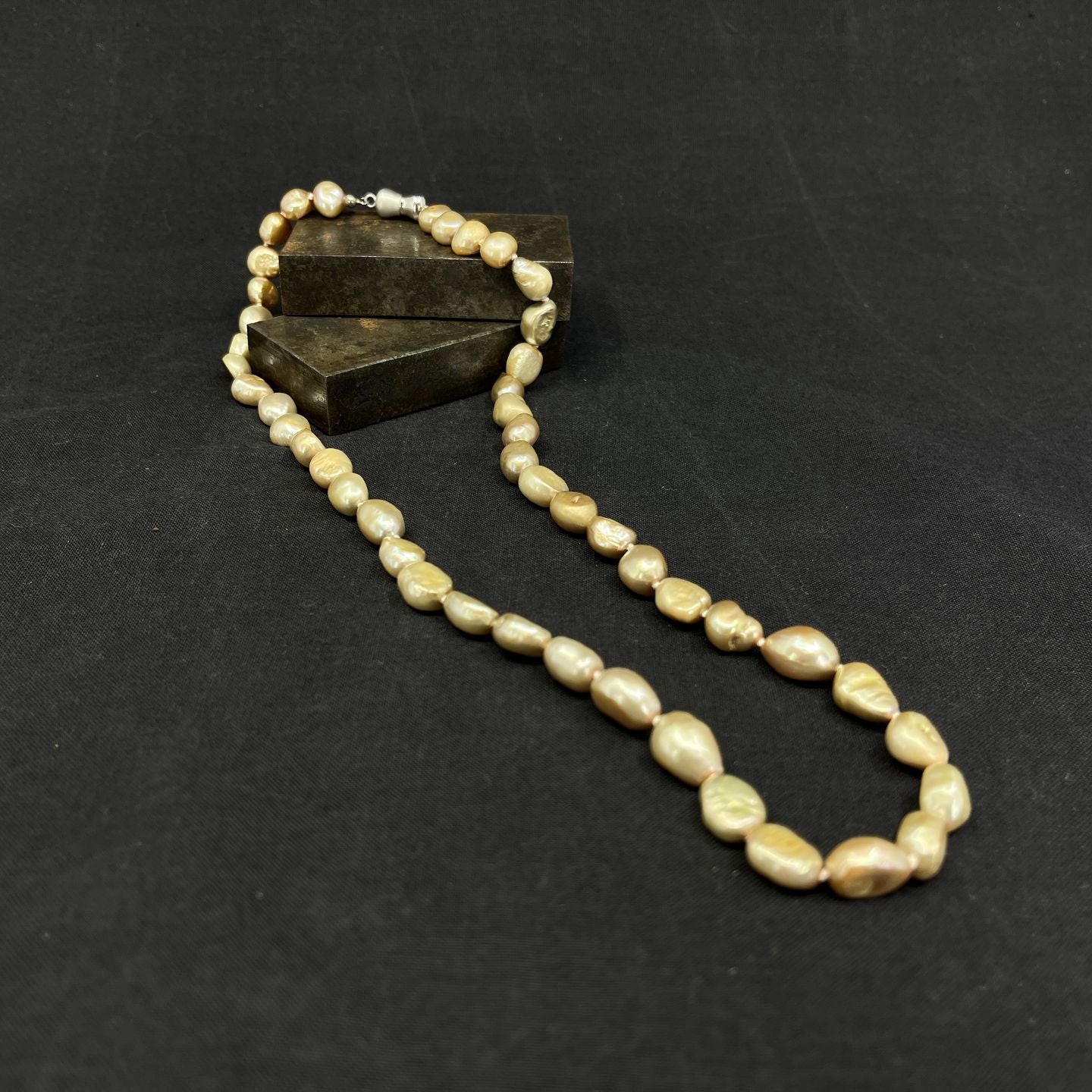 Necklace with baroque pearls