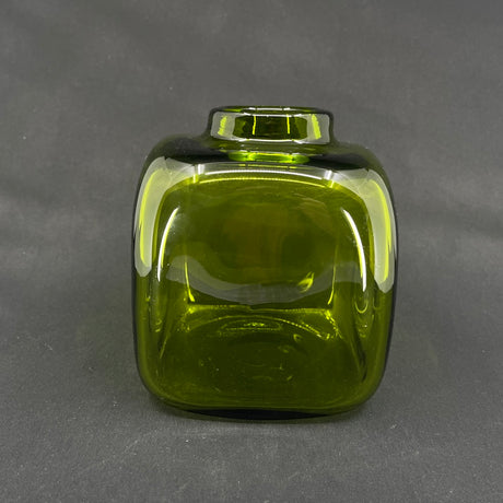 Firkantet Majgrøn vase, 18 cm.