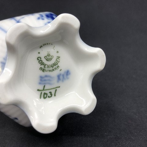 Small mussel-painted all-blonde cream jug