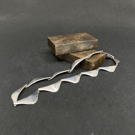 Moderne halskæde fra Aarre & Krogh, 37 cm.