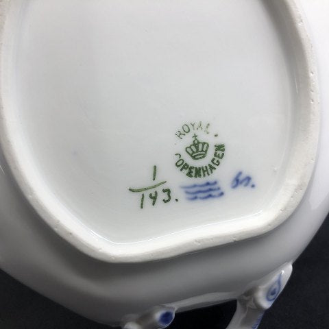 Mussel painted fluted leaf dish, 1898-1923