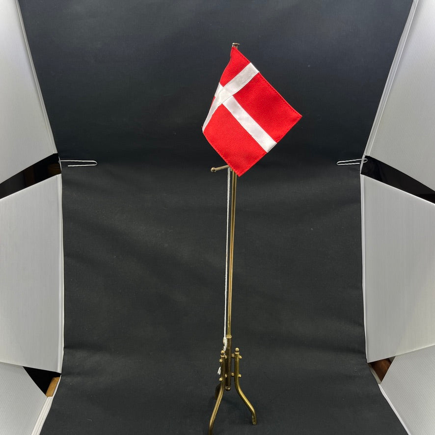 Flagstang i messing med 3-fod, 60 cm.