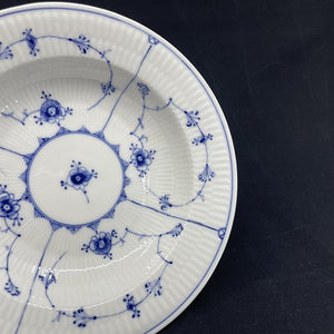 Musselmalet Riflet lille dyb tallerken fra 1820-1850