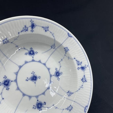 Musselmalet Riflet ekstra dyb tallerken fra 1820-1850