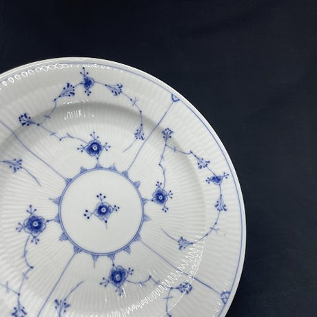 Musselmalet Riflet middagstallerken fra 1820-1850