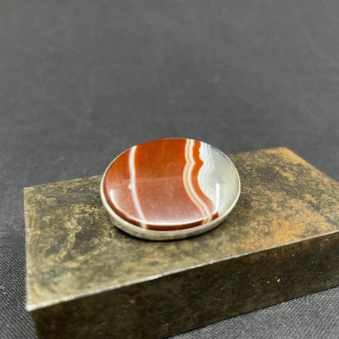 Brooch with ribbon agate from the 1920s